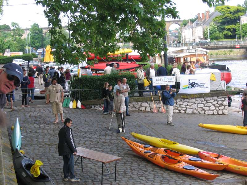 le quai Gambetta investi par les kayaks